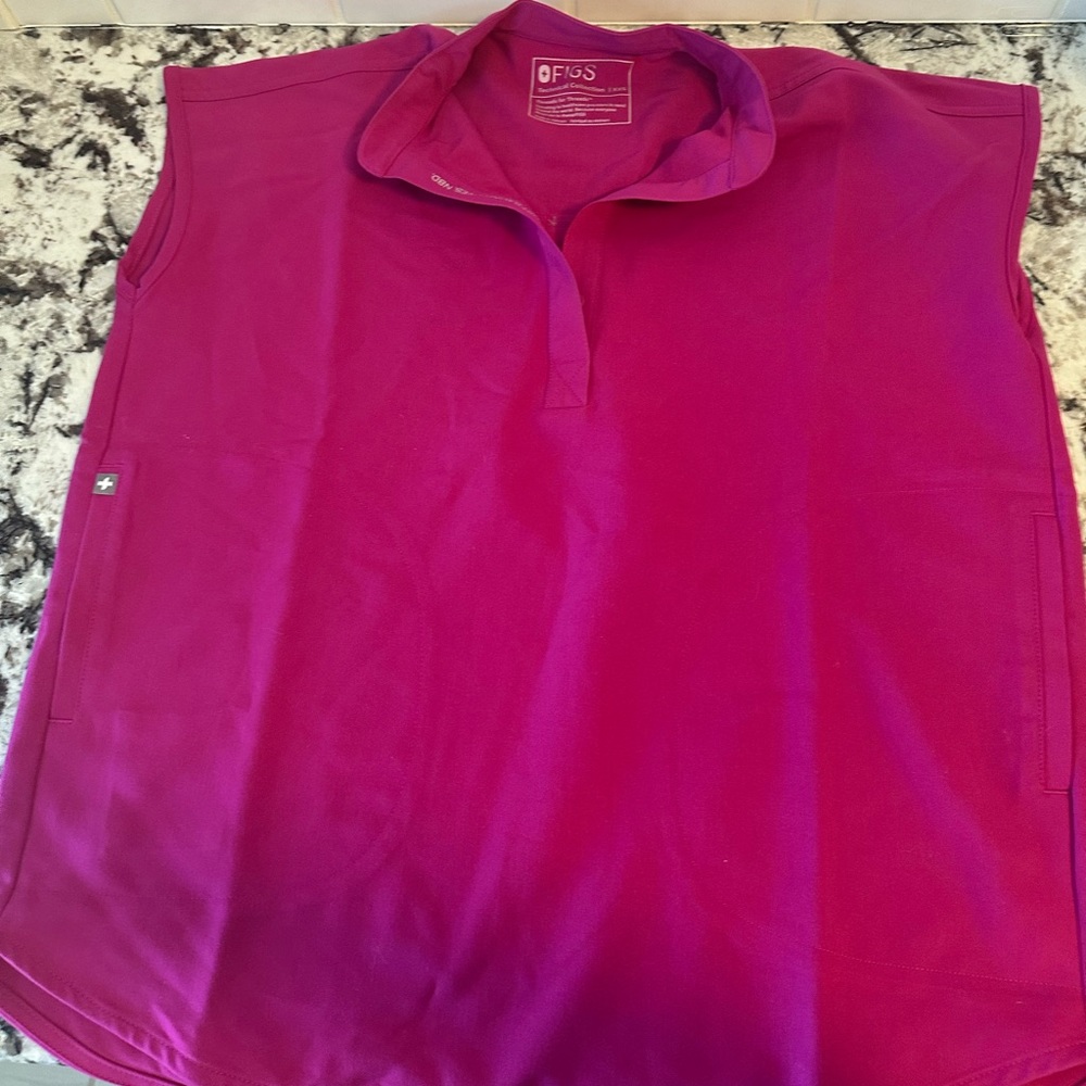 FIGS Rafaela Scrub top Raspberry sobert